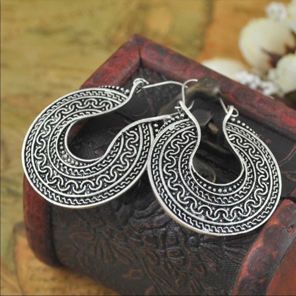 New Antique Silver Color Hollow Arabesquitic Hoops - Picture 4 of 5